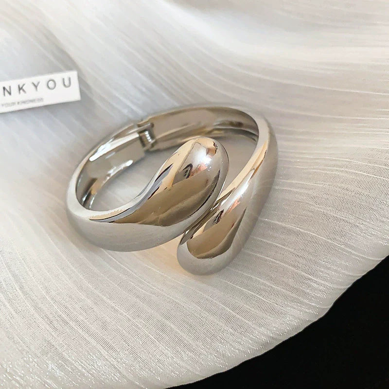 Adjustable Electroplated Metal Bracelet with Cold Style for Women