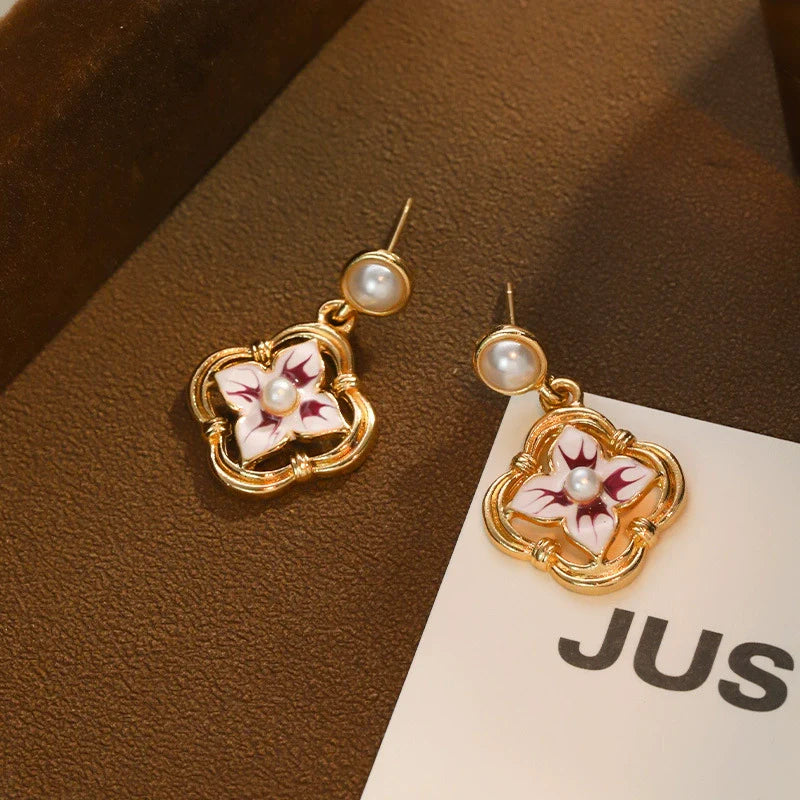 Alloy French Retro Flower Pearl Earrings with Electroplating for Women