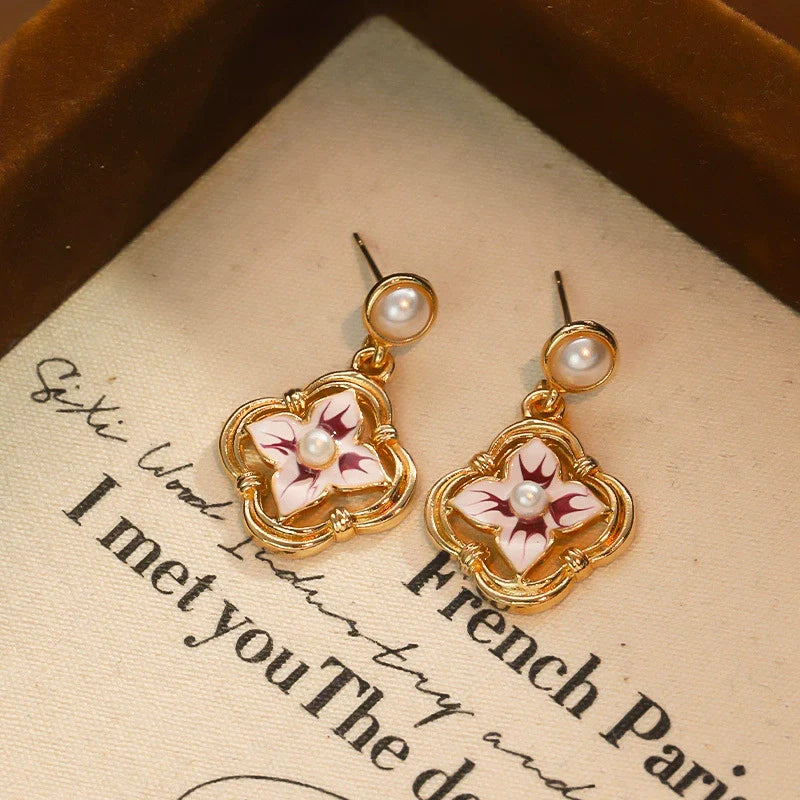 Alloy French Retro Flower Pearl Earrings with Electroplating for Women