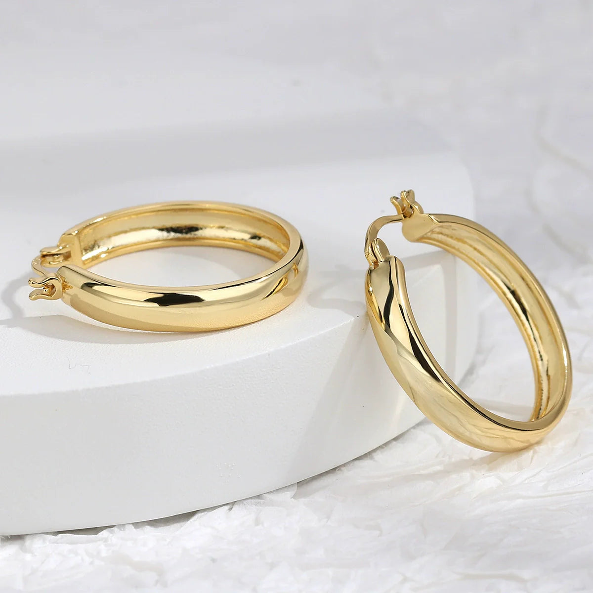 Wholesale Jewelry Copper Geometric Hoop Earrings with Electroplating Treatment for Women